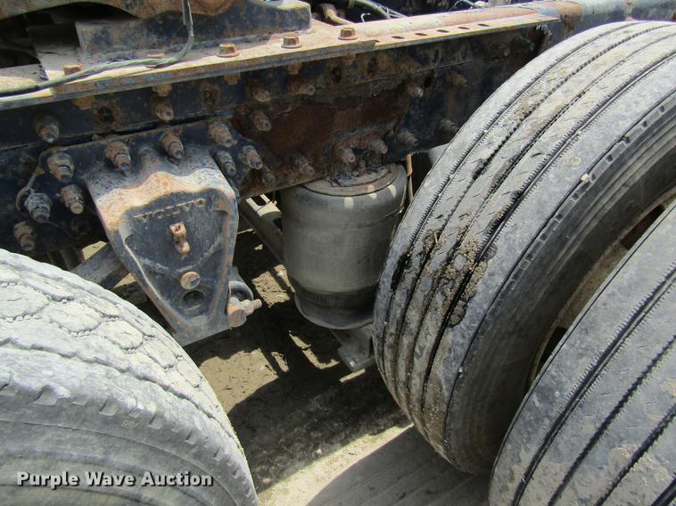 image for item DD8439 1998 Volvo VN semi truck