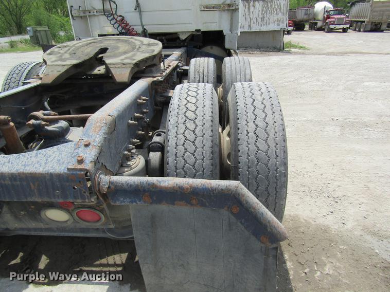 image for item DD8439 1998 Volvo VN semi truck