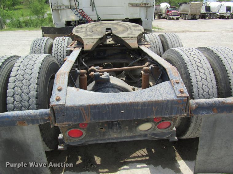 image for item DD8439 1998 Volvo VN semi truck