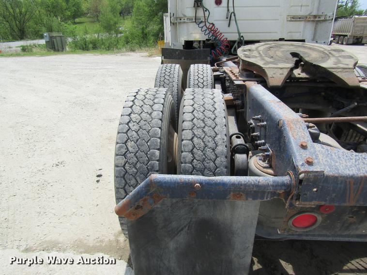 image for item DD8439 1998 Volvo VN semi truck