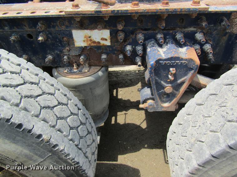 image for item DD8439 1998 Volvo VN semi truck