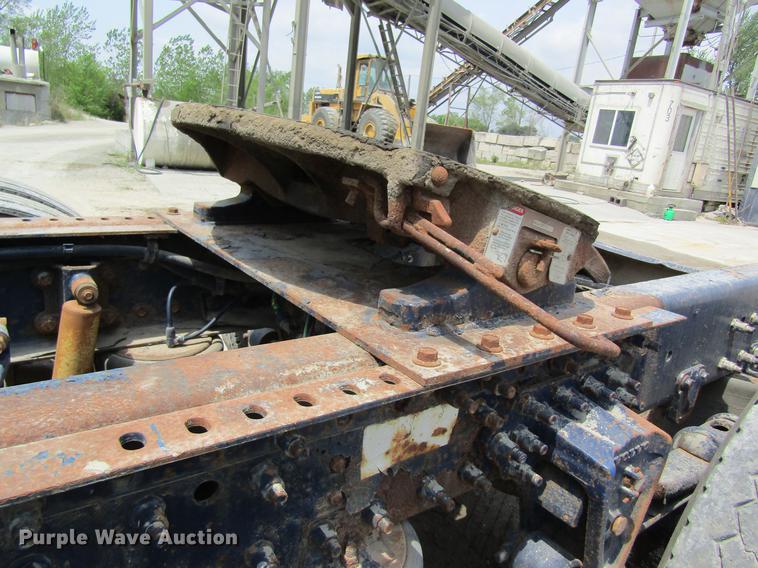 image for item DD8439 1998 Volvo VN semi truck