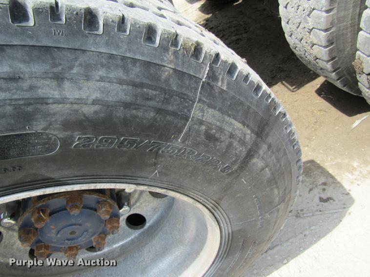 image for item DD8439 1998 Volvo VN semi truck