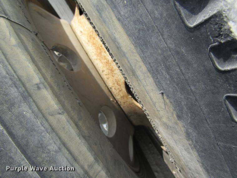 image for item DD8439 1998 Volvo VN semi truck