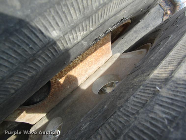 image for item DD8439 1998 Volvo VN semi truck