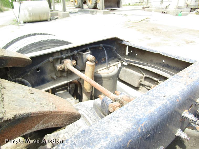 image for item DD8439 1998 Volvo VN semi truck