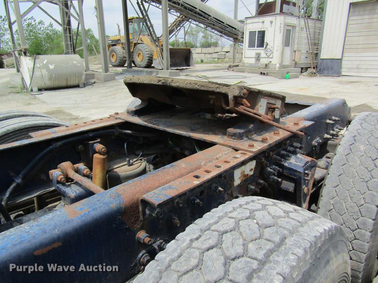 image for item DD8439 1998 Volvo VN semi truck