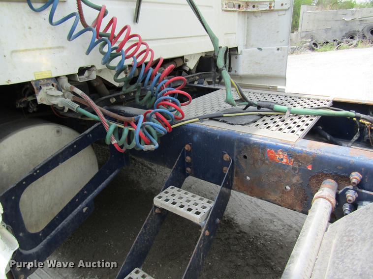 image for item DD8439 1998 Volvo VN semi truck