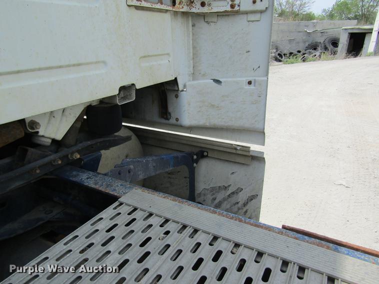 image for item DD8439 1998 Volvo VN semi truck