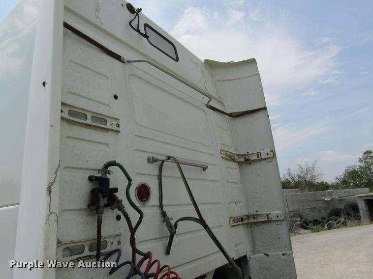 image for item DD8439 1998 Volvo VN semi truck