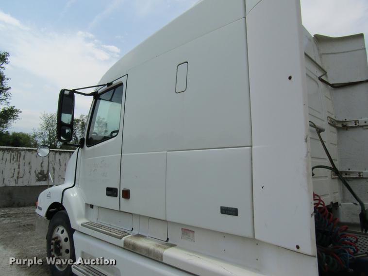 image for item DD8439 1998 Volvo VN semi truck