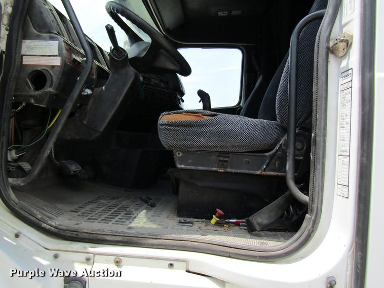 image for item DD8439 1998 Volvo VN semi truck