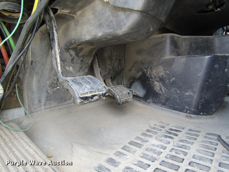 image for item DD8439 1998 Volvo VN semi truck