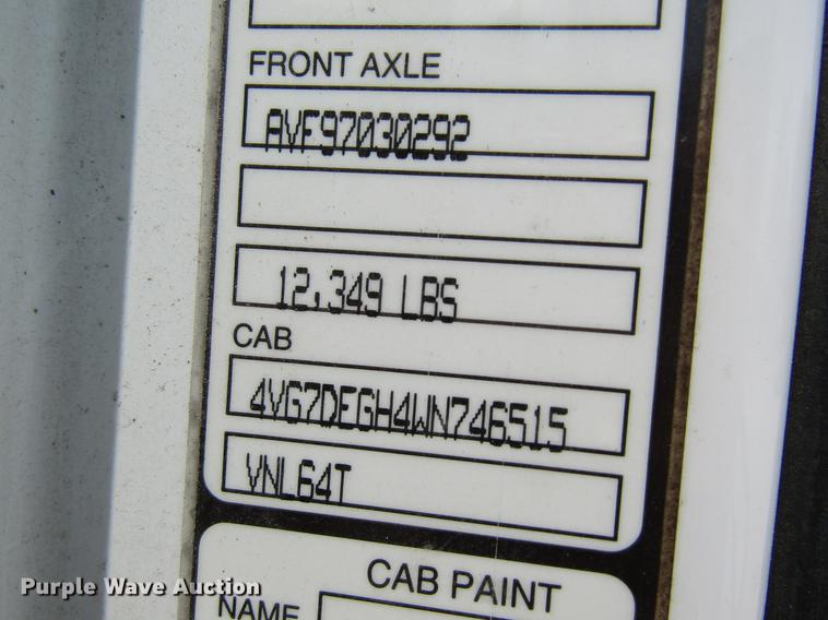 image for item DD8439 1998 Volvo VN semi truck