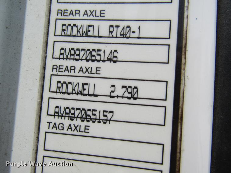 image for item DD8439 1998 Volvo VN semi truck