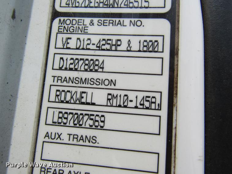 image for item DD8439 1998 Volvo VN semi truck