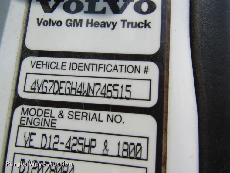 image for item DD8439 1998 Volvo VN semi truck