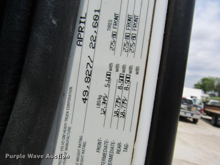 image for item DD8439 1998 Volvo VN semi truck