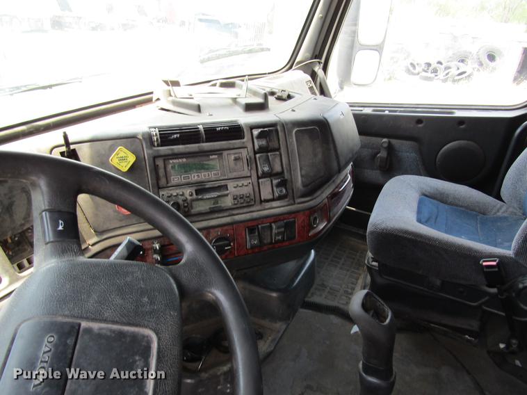 image for item DD8439 1998 Volvo VN semi truck