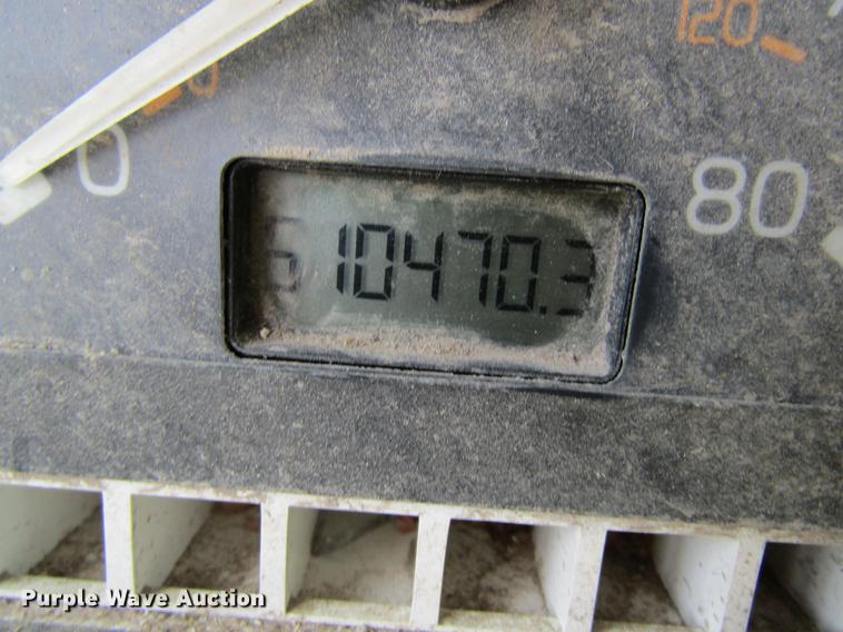 image for item DD8439 1998 Volvo VN semi truck