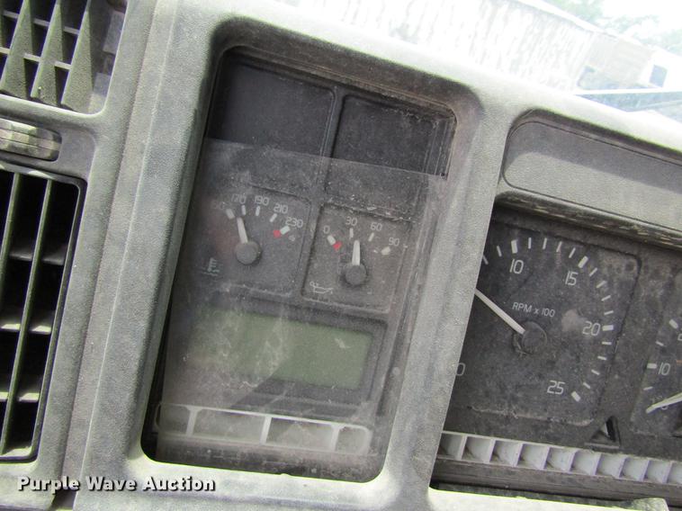 image for item DD8439 1998 Volvo VN semi truck