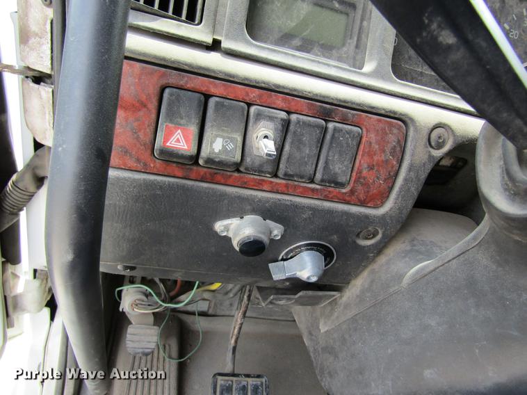 image for item DD8439 1998 Volvo VN semi truck