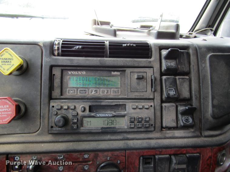 image for item DD8439 1998 Volvo VN semi truck