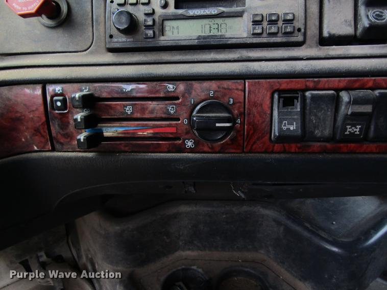 image for item DD8439 1998 Volvo VN semi truck