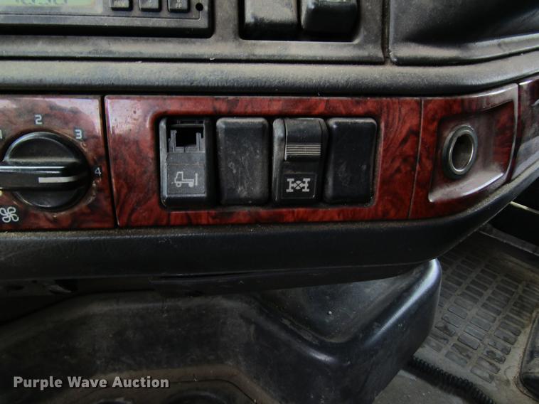 image for item DD8439 1998 Volvo VN semi truck