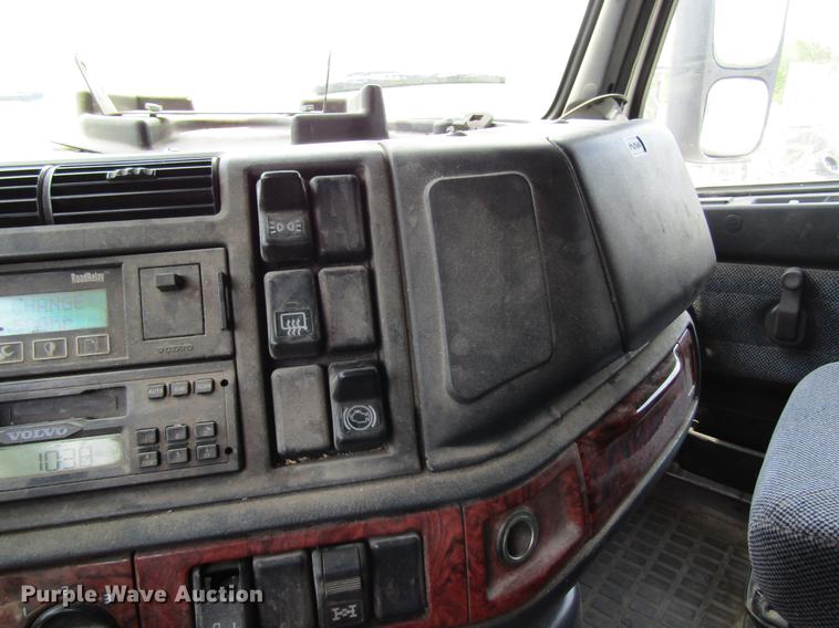 image for item DD8439 1998 Volvo VN semi truck