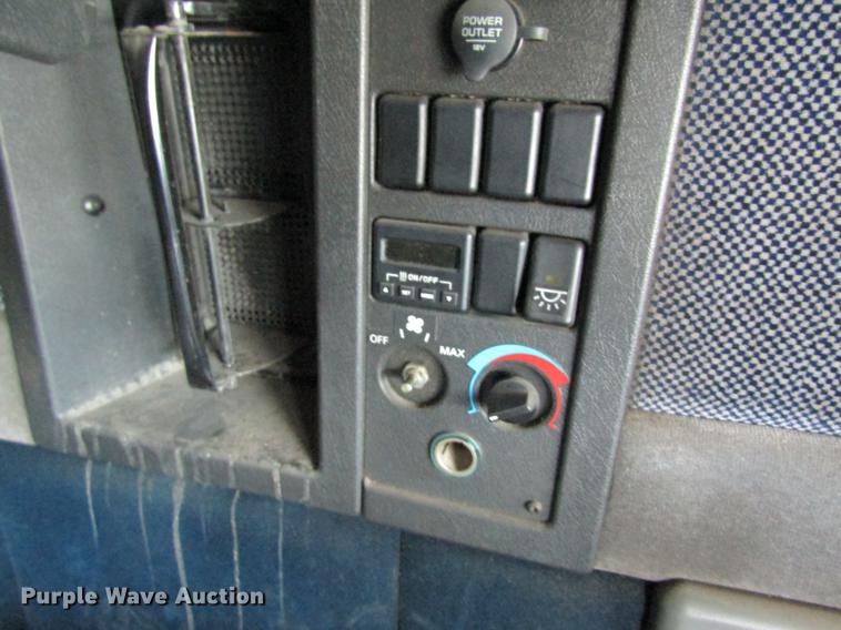 image for item DD8439 1998 Volvo VN semi truck