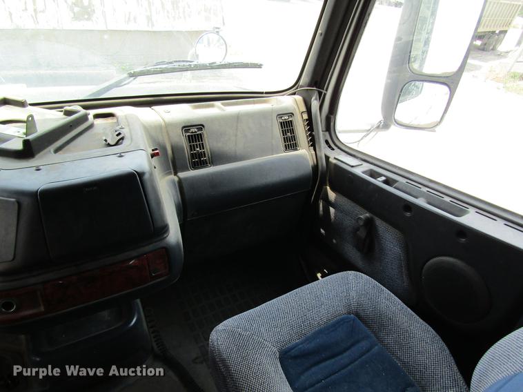 image for item DD8439 1998 Volvo VN semi truck