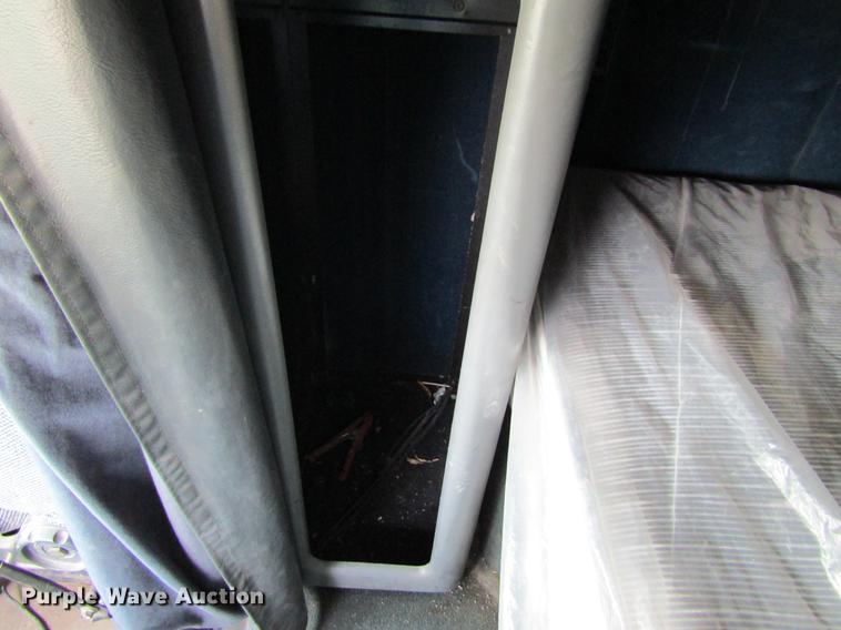 image for item DD8439 1998 Volvo VN semi truck