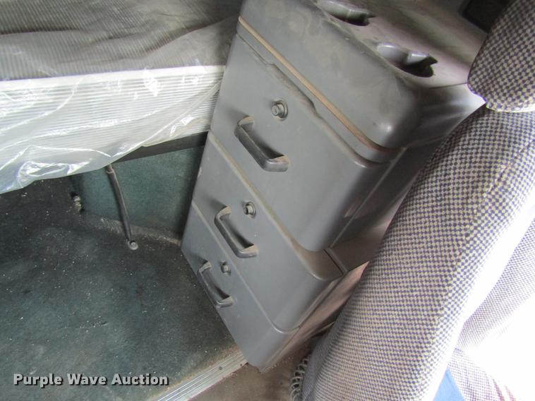 image for item DD8439 1998 Volvo VN semi truck