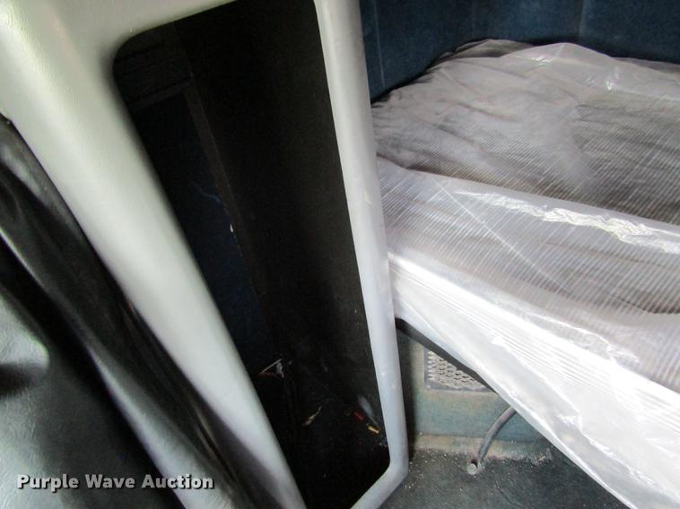 image for item DD8439 1998 Volvo VN semi truck