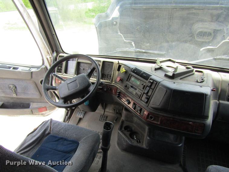 image for item DD8439 1998 Volvo VN semi truck