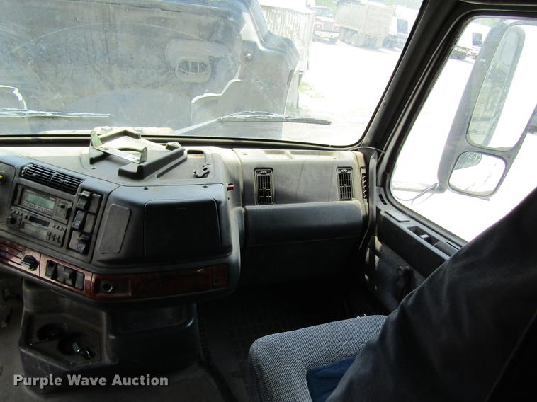 image for item DD8439 1998 Volvo VN semi truck