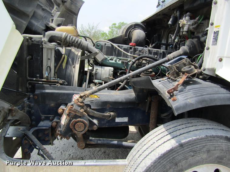 image for item DD8439 1998 Volvo VN semi truck