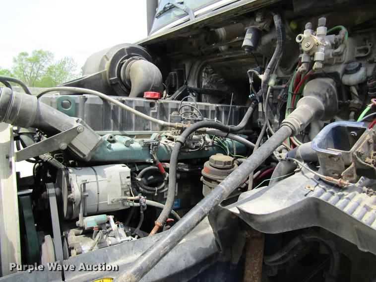 image for item DD8439 1998 Volvo VN semi truck