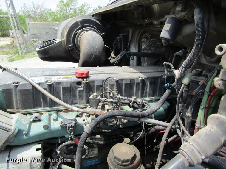 image for item DD8439 1998 Volvo VN semi truck