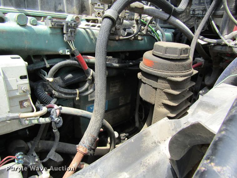 image for item DD8439 1998 Volvo VN semi truck