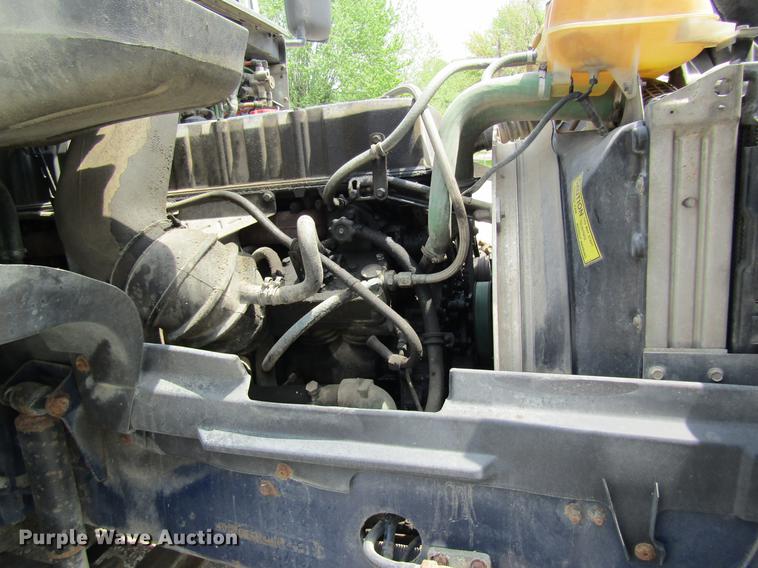 image for item DD8439 1998 Volvo VN semi truck