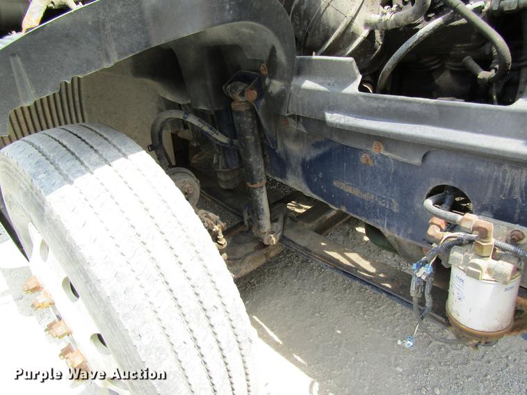 image for item DD8439 1998 Volvo VN semi truck