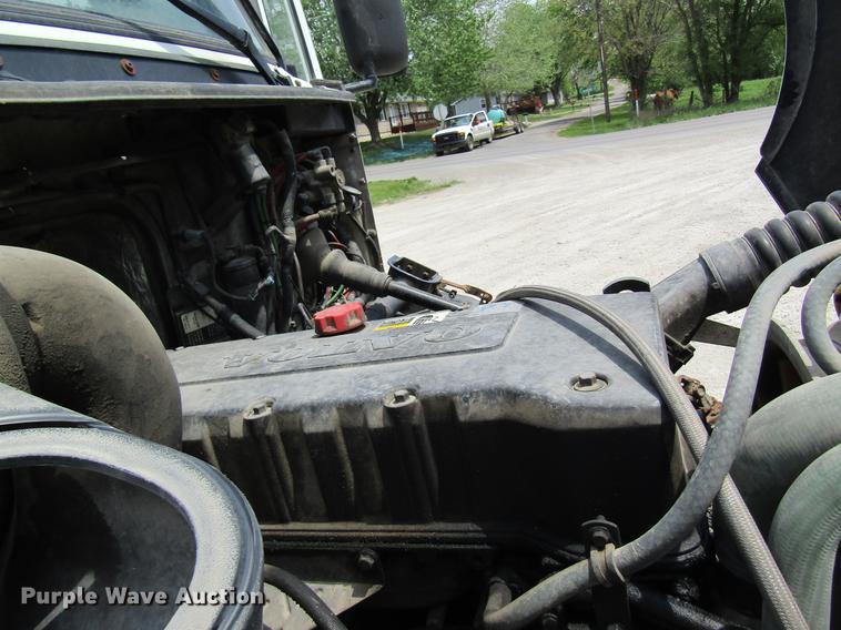 image for item DD8439 1998 Volvo VN semi truck