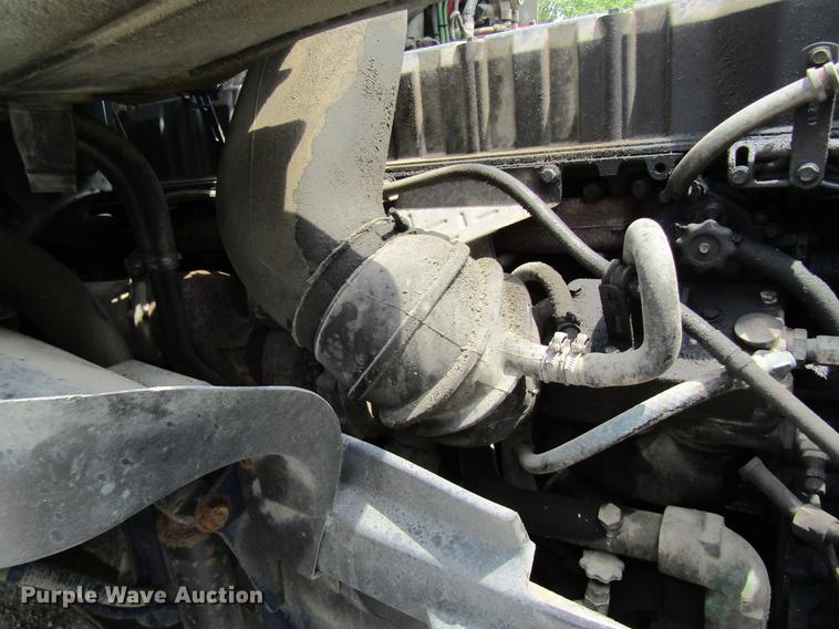 image for item DD8439 1998 Volvo VN semi truck