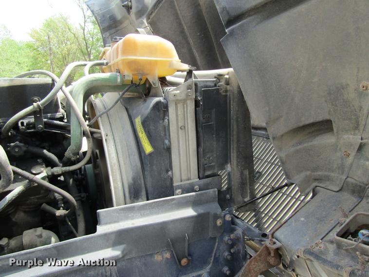 image for item DD8439 1998 Volvo VN semi truck