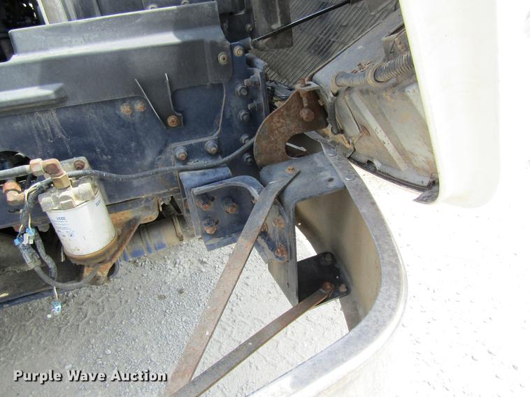 image for item DD8439 1998 Volvo VN semi truck