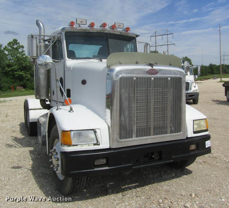 image for item DD8481 1990 Peterbilt 375 semi truck