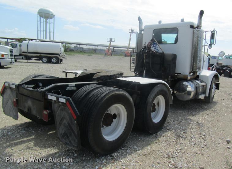 image for item DD8481 1990 Peterbilt 375 semi truck