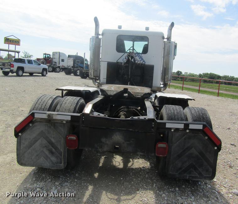 image for item DD8481 1990 Peterbilt 375 semi truck